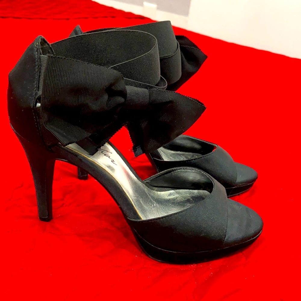 Fancy occasion heels wit bow, size 6